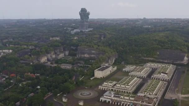 Bali Indonesia Aerial V24 Afastando Ligeiramente Afastando Parque Cultural Patung — Vídeo de Stock