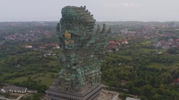 バリ島インドネシア南クタのPatung Garuda Wisnu Kencana像の周りの空中V22パンニング 4月2019 — ストック動画