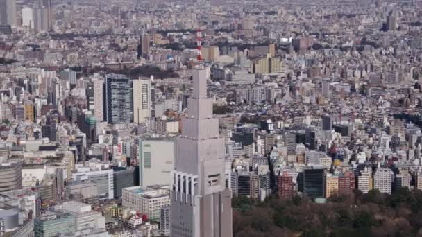 東京日本航空V2新宿の街並みを望むNttドコモ時計塔を飛び回る 2月2017 — ストック動画