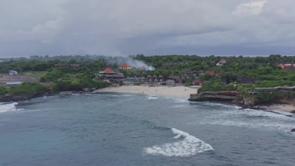 Bali Indonesia Luchtfoto V31 Flying Panning Shot Van Rotsachtige Kusten — Stockvideo
