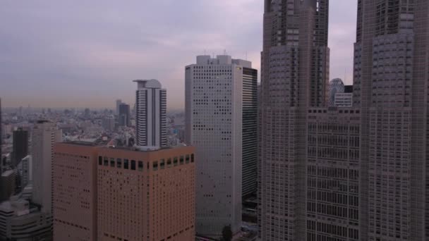 Tokyo Japan Aerial V31 Flying Low Buildings Panning Downtown Shinjuku — Stock Video