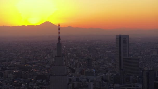 東京日本航空V14街並を眺めながら時計台を飛び回る富士山 2017年2月 — ストック動画
