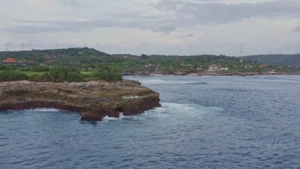 バリ島インドネシア空中V29ヌサレンボンガン島のドリームビーチと洞窟エリアに岩の海岸に沿って低飛行 4月2019 — ストック動画