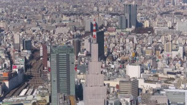 Tokio Japan Aerial V93 Rundflug Den Ntt Docomo Uhrenturm Mit — Stockvideo