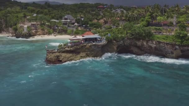 Bali Indonesia Aerial V35 Volare Intorno Sopra Mahana Point Guardando — Video Stock