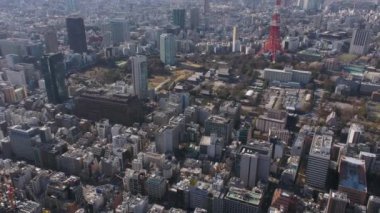 Tokyo Japon Hava aracı v123 Minato bölgesinden Tokyo kulesine doğru alçaktan uçuyor - Şubat 2017