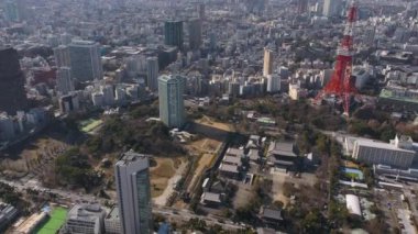 Tokyo Japon Hava V124 Minato bölgesinden Tokyo kulesine doğru alçaktan uçuyor - Şubat 2017