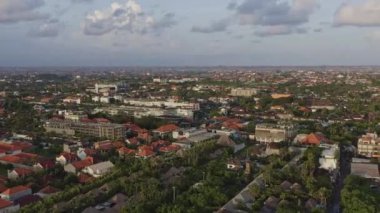 Endonezya Hava V7 Panning Kuzey Kuta üzerinde şehir manzaralı - Nisan 2019