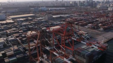 Tokyo Japon Hava Yolları v133 Yakından kuşbakışı geniş konteynır gemisinin üzerinde alçaktan uçuyor - Şubat 2017