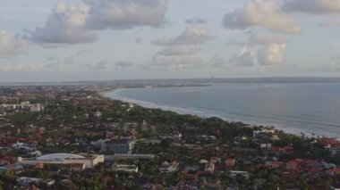 Bali Endonezya Havayolları V9 plaj kulüplerinin üzerinde okyanusa doğru ilerliyor şehir havaalanı manzaralı - Nisan 2019