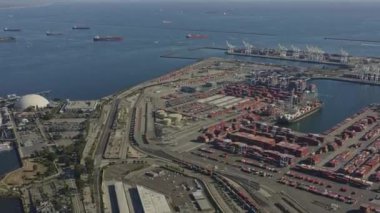 Long Beach CA Havacılık V7 tersane liman sanayi şehri üzerinden Kuş bakışı perspektifine yakın okyanusa doğru ilerliyor - Ekim 2019