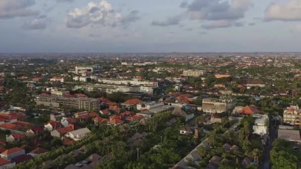 Bali Indonesia Antenn Panning Över Nordkuta Med Utsikt Över Stadsbilden — Stockvideo