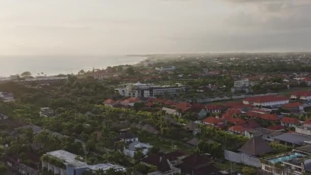 バリ島インドネシア航空V8市街地の景色を望む北クタの屋根の周りのパンニング 4月2019 — ストック動画