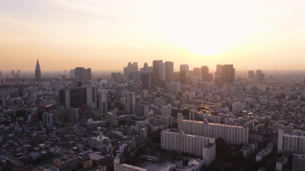 Tokyo Japan Flygfoto V151 Flying Låg Över Shinjuku Område Panorering — Stockvideo