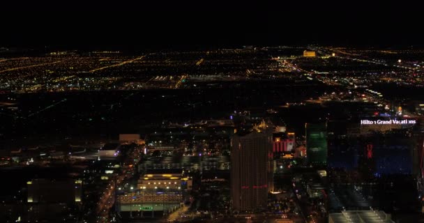 Las Vegas Aerial V44 Latanie Nad Głównym Pasem Nocy Panoramicznym — Wideo stockowe