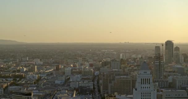 Los Angeles Havayolları V147 Panning Güneyden Batıya Şehir Merkezi Günbatımına — Stok video