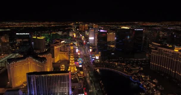 Las Vegas Aerial V43 Volare Sopra Striscia Principale Blvd Notte — Video Stock