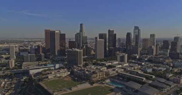 Los Angeles Aerial V137 Downtown Skyline Cityscape Van Boven City — Stockvideo