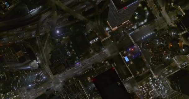 Los Angeles Aerial V153 Verticaal Nachtzicht Stadsgezichten Van Binnenstad Snelwegverkeer — Stockvideo