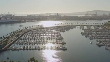 Long Beach CA Havacılık V13 yelkenli marinası ve şehir manzaralı astronot adası etrafında alçaktan dönüyor - Ekim 2019