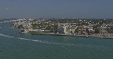 Key West Aerial v9 Jet-ski, plaj ve insanlı liman manzarası - Şubat 2019
