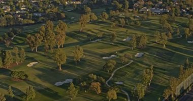 Los Angeles Havacılık v219 Günbatımı şehir manzaralı Hillcrest Country Club 'ın etrafında dönüyor - Ekim 2019