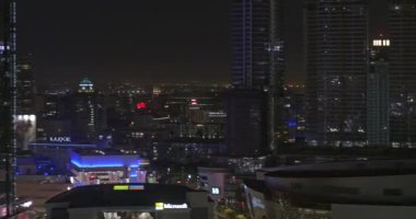 Los Angeles Havacılık v170 Gece şehir merkezindeki binaların görüntülerini yavaşlatmak için hızlı ve yüksek seviyelere iniyor - Ekim 2019