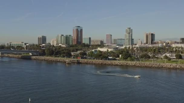 Long Beach Aerial V10 Approaching Downtown Cityscape Boat Turning Foreground — Stock Video