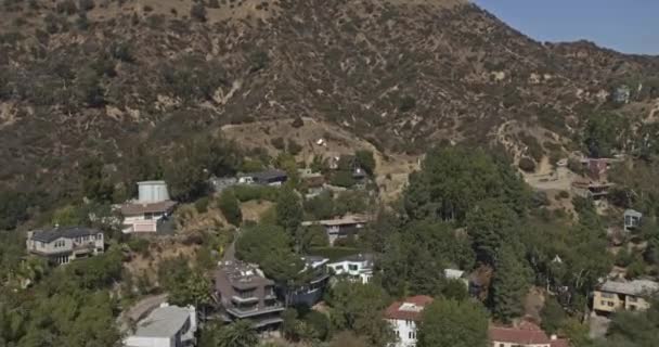Los Angeles Aerial V184 Vliegen Hollywood Hills Residenties Bergop Richting — Stockvideo