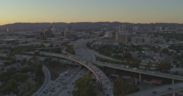 Los Angeles Aerial V223 Panorámica Alrededor Intersección Las Autopistas Santa — Vídeo de stock