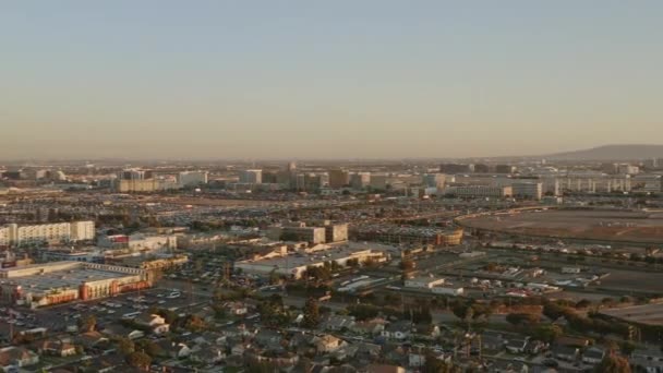 Los Angeles Aerial V258 Panning Rundt Flyplassens Byrom Ved Solnedgang – stockvideo