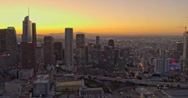 Los Angeles Havacılık v235 Şehir merkezine paralel uçan gökyüzü güneyden kuzeye, gündoğumu manzaralı - Ekim 2019