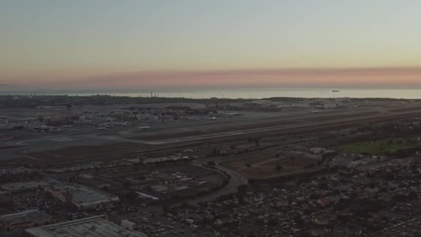 ロサンゼルス航空V259着陸と海の景色を望む遅い日没空港パノラマの街並み 10月2019 — ストック動画