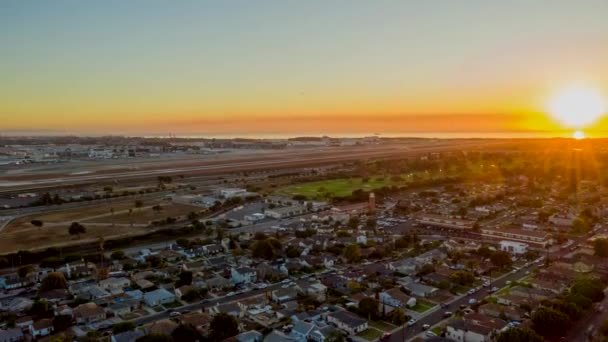Los Angeles Havacılık V248 Lax Pistleri Çevresindeki Güneş Batımlı Şehir — Stok video