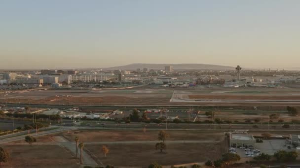 Los Angeles Aerial V257 Langzame Panning Luchthaven Stadsgezicht Bij Zonsondergang — Stockvideo