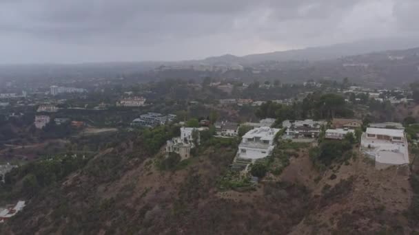 Los Angeles Aerial V269 Short Panning View Mansions Hillside October — Stock Video