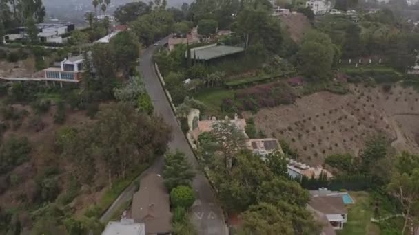 Los Angeles Aerial V273 Flying Birdseye Low Hillside Mansion Residenziale — Video Stock