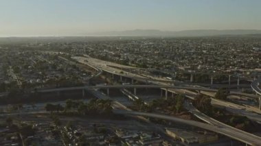 Los Angeles Havacılık v253 Panoramik şehir manzarası batıdan doğuya doğru dönüyor ve otoyol kavşağı ön cephede - Ekim 2019