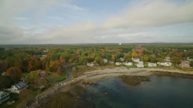 York Maine Aerial V65 hızla geri çekiliyor ve okyanus manzaralı evlerle okyanus manzarasına doğru dönüyor - Ekim 2017