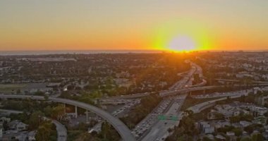 Los Angeles Havacılık V222. Santa Monica ve San Diego Otoyolları 'nın etrafında Pasifik ve havalimanı üzerinde batan güneşli kavşak - Ekim 2019