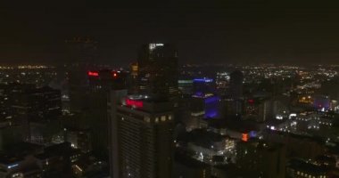 New Orleans Louisiana Hava Aracı V12 gece dikey olarak şehir merkezine doğru uçuyor - Ağustos 2018