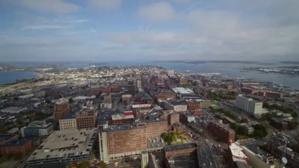 Portland Maine Aerial V15 Voando Pelo Centro Cidade Com Tráfego — Vídeo de Stock