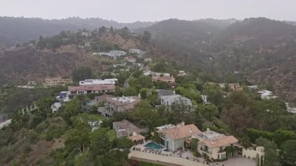 Los Angeles Aerial V272 Panning Hillside Mansions Moving Close Październik — Wideo stockowe