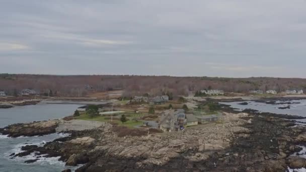 Maine Aerial V88 Laag Uitzicht Panoramisch Rond Gated Ocean Front — Stockvideo