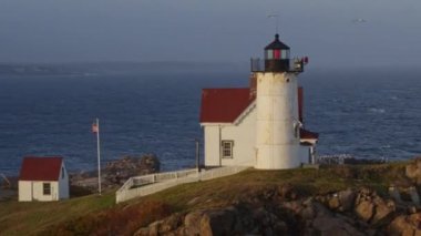 York Maine Havacılık V73 Gün batımında Nubble Deniz Feneri 'nin hızlı, düşük çözünürlüklü detaylı görüntüsü - Ekim 2017