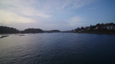 York Maine Aerial V78 alçaktan ve hızlı uçuyor York Nehri 'ni takip ederek deniz kenarındaki evleri ve tekneleri - Ekim 2017