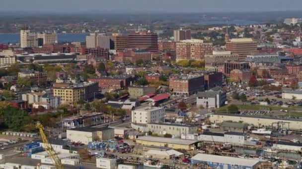 Portland Maine Aerial V31 Långsam Panorering Omvänd Med Old Port — Stockvideo