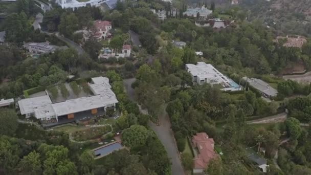 Los Angeles Aerial V270 Close Pipe Hillside Mansions Stradella Road — стоковое видео