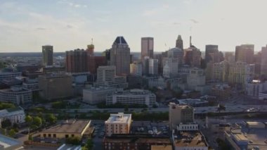 Baltimore Maryland Havayolları, şehir merkezinin güneşli ve otoban trafiği manzaralı 26 Ekim 2017