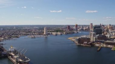Baltimore Maryland Havacılık V8 geriye doğru uçuyor. İç liman şehri manzarasına bakıyor. Ekim 2017